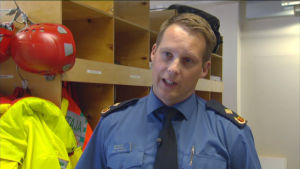 Tom Smedlund samarbetar gärna med social- och hälsovården om tiden och personalen räcker till. man i räddningsuniform