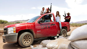 Stacey Dooley Autodefensas-partion kanssa. Vapaaehtoisista koostuvan, epävirallisen liikkeen ryhmät taistelevat Meksikossa huumekartelleja vastaan. Dokumentaristi Stacey Dooley Autodefensas-ryhmän kanssa.
