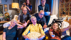 Juontaja Reetta Rönkä (kesk.) ja vakituiset asiantuntijat yhteiskuvassa: Elina Hiltunen (ylärivillä), Jukka Häkkinen, Samuli Siltanen, Lauri Reuter, Anne Liljeström ja Sini Merikallio. Ohjelmaa luotsaa uusi juontaja Reetta Rönkä. Ruudussa nähdään myös Elina Hiltunen, Jukka Häkkinen, Samuli Siltanen, Lauri Reuter, Anne Liljeström ja Sini Merikallio.