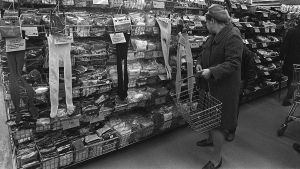Försäljningssiffrorna för strumpbyxor har stått sig i alla tider. Den här bilden är från 1970. Kvinno vid strumpbyxor i Halpahalli, Kalle Kultala 1970