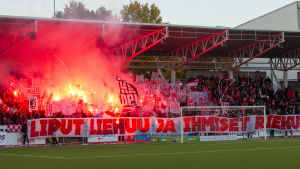 HIFK-klacken under ett Helsingforsderby på Tölö fotbollsstadion. Våld på fotbollsmatchen HIFK-HJK