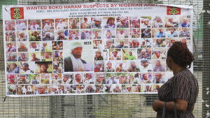 Bilder på misstänkta Boko Haram-medlemmar i Bayelsa i norra Nigeria. bilder på boko haram-misstänkta upphängda på vägg i nigeria