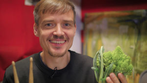 Prisma Studiossa tutkitaan jazzrumpali Teppo Mäkysen svengin salaisuutta. Mäkysen svengillä ja romanesco-kaalilla on itseasiassa jotain yhteistä. Prisma Studiossa analysoidaan jazzrumpali Teppo Mäkysen (kuvassa) svengin salaisuutta. Mäkysen svengillä ja romanesco-kaalilla on itseasiassa jotain yhteistä.