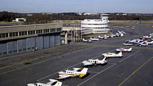Helsingfors beslut att bygga bostäder på Malms flygplats har mött envisa protester. Flygplan på Malms flygplats