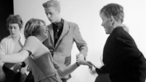 Tanssijat esittelevät twistiä uutisfilmissä vuonna 1962.
