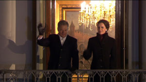 Firandet börjar redan på tisdag. Sauli Niinistö och Jenni Haukio vinkar från balkongen 6.12.2016.