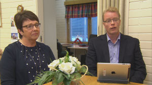 Rektorerna Sonja Cederberg och Mika Järvinen har utvecklat en unik modell för samarbete mellan skolor med två språk under samma tak. Kvinna och man sitter vid ett mötesbord med en dator uppslagen framför sig.