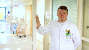Markus Granholm, överläkare i barnsjukdomar på Malmska i Jakobstad har prisas för sitt arbete mot vaccinmotståndet i Jakobstadsregionen. Markus Granholm poserar i en sjukhuskorridor.