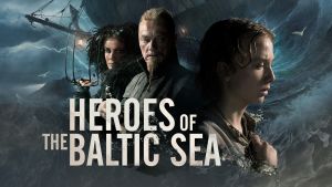 En pressbild för tv-serien The Heroes of the Baltic Sea där man ser tre personer med ett stormande hav bakom sig.