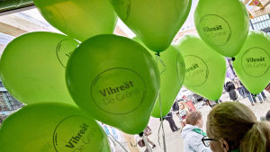 De gröna säger att kommunerna kunde agera för att höja lönerna för till exempel dagvårdspersonal. De grönas ballonger.