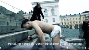 Sannfinländska ungdomar protesterade mot den obligatoriska svenskundervisningen i skolorna med en blöjperformans. Timo Soini uppmanade då frontfiguren Sebastian Tynkkynen att fundera över tyngdpunkten i sin politiska verksamhet. Skärmdump