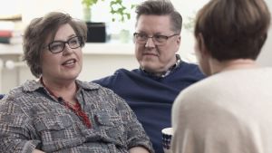 Åsa och Peppe Krook i samtal med Maria Sundblom Lindberg. Åsa och Peppe Krook samtalar med Maria Sundblom Lindberg.