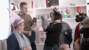 Maskerad och lek med familjen Krook i vardagsrummet. Maskerad och lek med familjen Krook i vardagsrummet.
