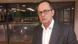 Stadsjurist Harry Åhlgren säger att polisen under senhösten begärde att staden gör en intern utredning med anledning av bedrägerimisstankarna. Helsingfors stadsjurist Harry Åhlgren.