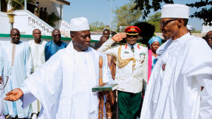 Jammeh (till vänster) träffade Nigerias president Muhammadu Buhari den 13 januari för krissamtal. Gambias president Yahya Jammeh (till vänster) välkomnar Nigerias president Muhammadu Buhari för krissamtal. Jammeh har vägrat godkänna sin förlust i Gambias presidentval och har utlyst undantagstillstånd i landet.