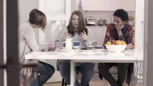 Maria, Alva och Alex Westerlund vid matbordet Maria Sundblom Lindberg, Alva Gäddnäs och Alex Westerlund vid matbordet.