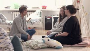 Maria, Alva och mormor Katarina Gäddnäs. Maria Sundblom Lindberg, Alva och Katarina Gäddnäs sitter på golvet.