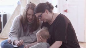Alva och mormor Katarina Gäddnäs med familjens yngsta. Alva och mormor Katarina Gäddnäs med familjens yngsta.