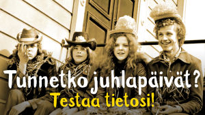 Mustavalkoinen kuva, jossa neljä nuorta juhlijaa hassut hatut päässä.