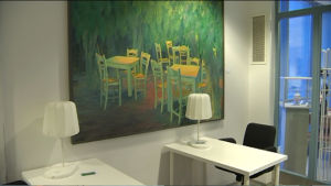 Sockegården erbjuder moderna arbetsutrymmen för den som behöver det. Arbetsbord i kommunhusets aula i Sibbo.