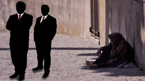 42 av de rikaste individerna äger lika mycket den fattigare halvan av världens befolkning Grafik av två rika män som vänder ryggen mot en tiggare