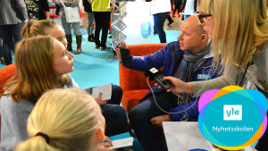 Nyhetsskolans reportrar intervjuar Kaj Kunnas. Bilden är tagen av Nyhetsskolans reporter Aino Railamaa. Nyhetsskolans reportrar intervjuar Kaj Kunnas.