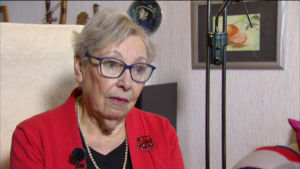 Ruth Lawast flyttade in i Kinamuren tillsammans med sina föräldrar år 1966 Äldre dam sitter i länstol i sitt vardagsrum.
