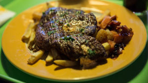 Ordet karneval har att göra med de latinska orden carne vale, det vill säga, farväl till kött En biff på en tallrik.