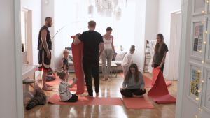 Familjerna Helenius och Lindberg gympar i vardagsrummet. Familjerna Helenius och Lindberg jogar i vardagsrummet.