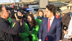 En grupp unga flickor väntar på Jesse Klaver Jesse Klaver dagen efter valet i Nederländerna 2017