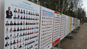 Inför landskapsvalet behövs ett parti eller en valmansförening. Valaffischer i Helsingfors.