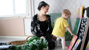 Kerran Leenalta pyydettiin päivän varoitusajalla taidetta kokonaista näyttelyä varten. Yhden yön aikana syntyi kymmenkunta teemaan sopivaa taulua, jotka pystytettiin näyttelyksi ennen kuin maali oli kunnolla ehtinyt kuivua. Leena Renko vanhassa kodissaan kuopuksen kanssa