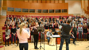 Elever i Korsholms högstadium övar inför evenemanget Skolmusik 2017. 160 skolelever sjunger och musicerar i kör