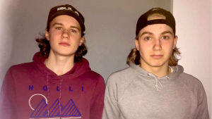 Oscar Lagus och Miles Molander tycker att vissa lärare favoriserar flickor. Oskar Lagus till vänster och Miles Molander går i Storängens skola i Esbo.