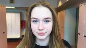 Ronja Åkerblom tycker att flickor kommer lättare undan i Storängens skola. Ronja Åkerblom går i Storängens skola.