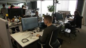 För dem som kan koda datasystemen som använder artificiell intelligens tar jobben knappast slut. Kodare jobbar i öppet landskap.