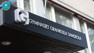 Elever från hela Finland uppmanas delta i strejken. Ingången till Gymnasiet Grankulla samskola.