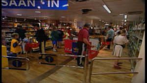 Kunder gör uppköp i taxfreeförsäljningen på Vasabåtarna i slutet av 1990-talet. kunder handlar i passagerarförjas taxfree-försäljning