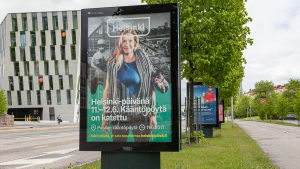 Den nya visuella identiteten syns redan ute på stan. Användning av Helsingfors stads nya visuella identitet i gatubilden.