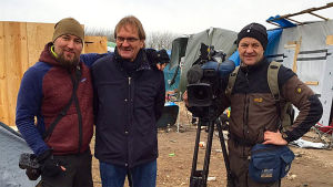 Kuvaaja Ivar Heinmaa (vas.)  ja toimittaja VesaToijonen tapasivat vuonna 2015 sattumalta kuvajournalisti Niklas Meltion Calais'in kupeessa siirtolaisten leirissä.