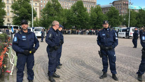 Polisen har omringat demonstrantlägret på Järnvägstorget. Polisen har omringat demonstrantlägret på Järnvägstorget.
