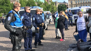 Överkommissarie Juha Hakola tycker att polisen gjorde ett bra jobb på måndagen. Polisen driver bort demonstranterna i Suomi Ensin-lägret. Järnvägstorget i Helsingfors, 26.6 2017.
