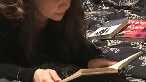 Kirjabloggaaja lukee Tytti Parraksen Jojoa.
