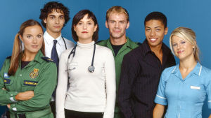 Casualty-sarjan hahmot Nina (Rebekah Gibb), Guppy ( Elyes Gabel), Selena (Elizabeth Carling), Woody (Will Thorp), Sam (Luke Bailey) ja Ellen (Georgina Bouzova).