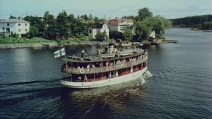 Saimaalla oli vielä 1950-luvulla vilkas laivaliikenne. Matkustajat saattoivat ihailla Saimaan maisemia sisävesihöyrylaivojen kyydistä.
