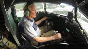 Ohjaaja Pentti Niemi on viisi vuotta lentämäänsä DC-3:sta vanhempi. DC-yhdistyksellä on tällä hetkellä kahdeksan pilottia, jotka pitävät Dakotan ilmassa 50 tuntia kesässä. DC-yhdistyksen ohjaaja Pentti Niemi lentää OH-LCH:lla Helsingin yllä kesäkuussa 2017