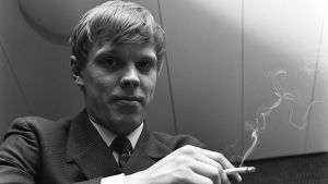 Vesa-Matti Loiri savuke kädessään (1969).