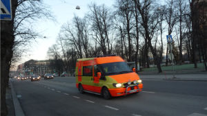 Erica ger räddningsfordon relevant information via en robotröst Ambulans på väg