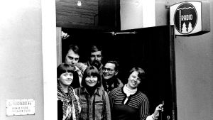 Bilden är från hösten 1977. De som tittar ut genom redaktionsdörren är Kenneth Gröndahl, Rolf Wessman, Gungerd Wikholm, Agneta Glad, Ulla Rosenberg och Dorrit Krook. Sex personer tittar ut genom en dörr.