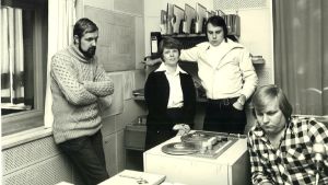 Rolf Wessman, Dorrit Krook, Kenneth Gröndahl och Carl-Henrik Ekström september 1977. Fyra personer kring en radiobandspelare. De heter Rolf Wessman, Dorrit Krook, Kenneth Gröndahl och Carl-Henrik "Cucke" Ekström.